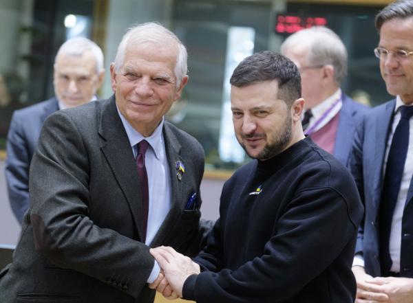 欧盟外交与安全政策高级代表博雷利与乌克兰总统泽连斯基握手。（Thierry Monasse/Getty Images）