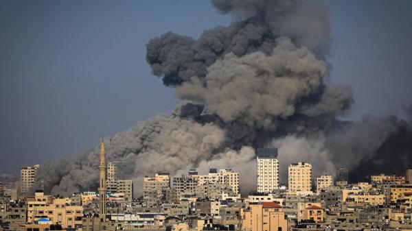 2023年10月12日，以色列空袭加萨城，浓烟滚滚，以色列与哈马斯之间的激烈战斗已持续了六天。 (图片来源：MAHMUD HAMS/AFP via Getty Images)