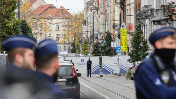 10月17日，比利时警方在当地遭受的一次恐怖袭击中，封锁了布鲁塞尔斯哈尔贝克地区的街道。（JAMES ARTHUR GEKIERE/BELGA/AFP via Getty Images）