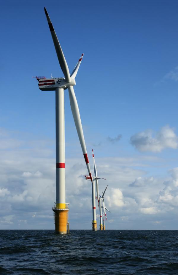 位于比利时海岸附近北海上的风力发电场，图为5MW的海上风力发电机。（Hans Hillewaert/Wikipedia/CC BY-SA 4.0）
