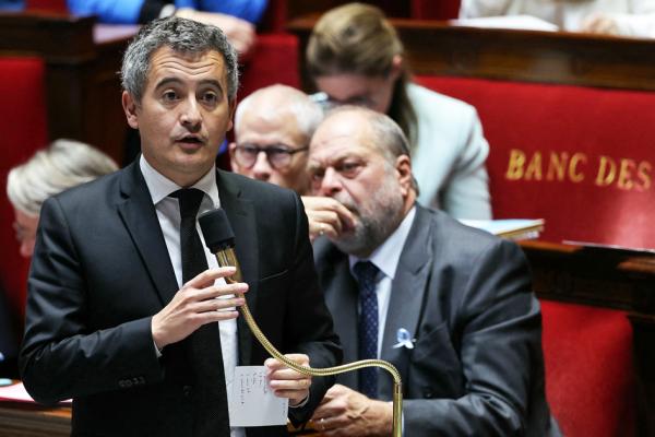 法国内政部长达尔马南（左）在国民议会上发言。（THOMAS SAMSON/AFP via Getty Images）