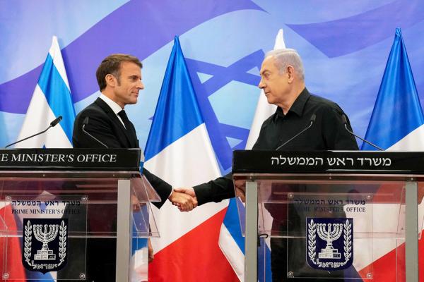 法国总统马克龙（左）与以色列总理内塔尼亚胡（右）10月24日在耶路撒冷的新闻发布会上。（CHRISTOPHE ENA/POOL/AFP via Getty Images）