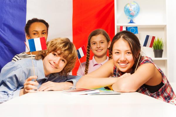为保证校园安全，法国政府有意在中学内普及紧急呼叫按钮。（123RF）