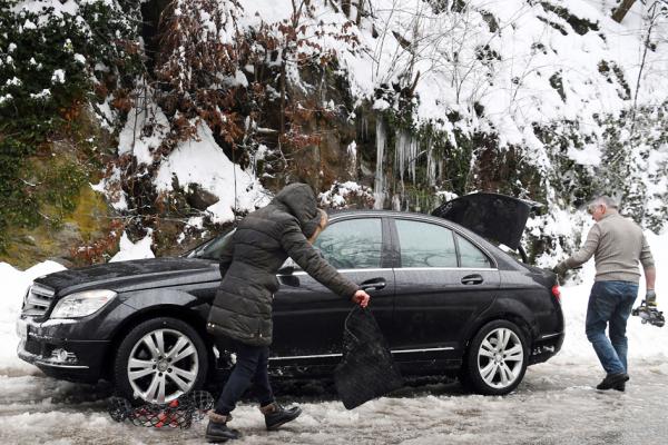 冬季开车去滑雪需注意给车辆配合规雪胎或者雪链。（JEAN-PIERRE CLATOT/AFP via Getty Images）