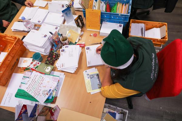 正在回信的法国邮政圣诞老人秘书（THIBAUD MORITZ/AFP via Getty Images）