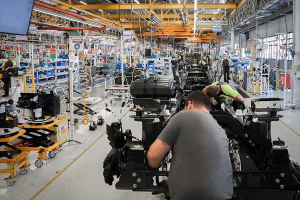 法国继续推动再工业化进程。（LOU BENOIST/AFP via Getty Images）