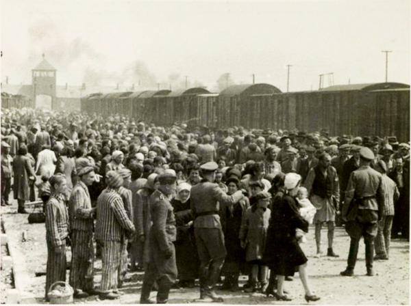 德国控制下的波兰的奥斯维辛集中营。一些匈牙利犹太人经火车到达的场景，绝大部分被直接送往毒气室。