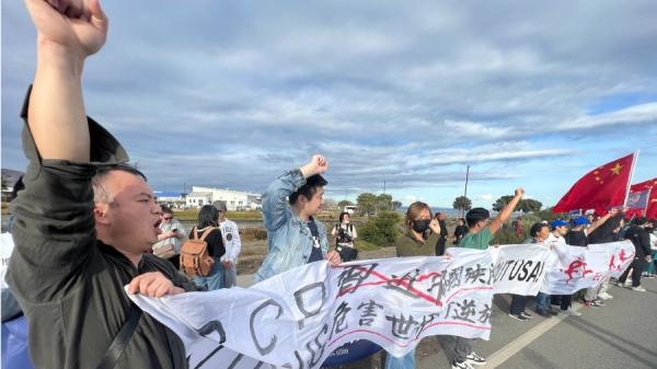 2023年11月14日，中国民主党党员在旧金山机场旁的公路抗议习近平访美。（图片来源：中国民主党提供）