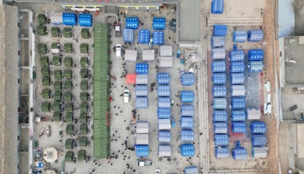 2023 年 12 月 20 日，中国甘肃省积石山县，鸟瞰地震后的应急帐篷。（图片来源：网络截图）