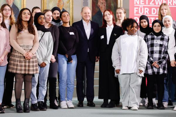 德国总理在今年的“女孩日”和学生们合照。（ODD ANDERSEN/AFP via Getty Images）