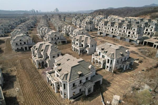 辽宁沈阳郊区废弃的别墅群，摄于2023年3月31日。（JADE GAO/AFP via Getty Images）