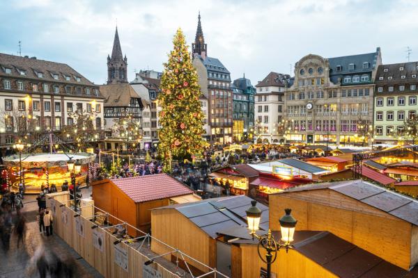 2023年法国圣诞之都——阿尔萨斯地区斯特拉斯堡的大圣诞树和树脚下的圣诞市场。（Photo by PATRICK HERTZOG/AFP via Getty Images）