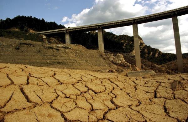 巴塞罗那西北略萨德尔卡瓦尔支流的裂缝河床（Ami Vitale/Getty Images）