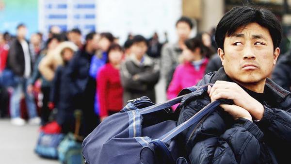 中国企业裁员导致今年提前回家过年的返乡潮。（Guang Niu/Getty Images）