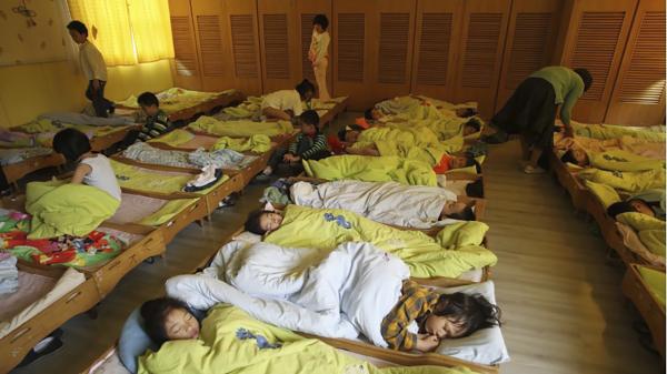 上海荷花池幼儿园的孩子们正在午睡。（Getty Images）
