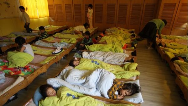 上海荷花池幼儿园的孩子们正在午睡。（图片来源：Getty Images）