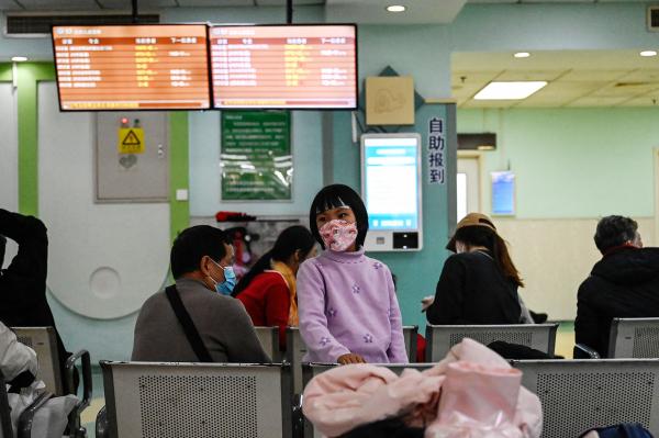 2023年11月23日，儿童和他们的父母在北京一家儿童医院的门诊区等候。（JADE GAO/AFP via Getty Images）