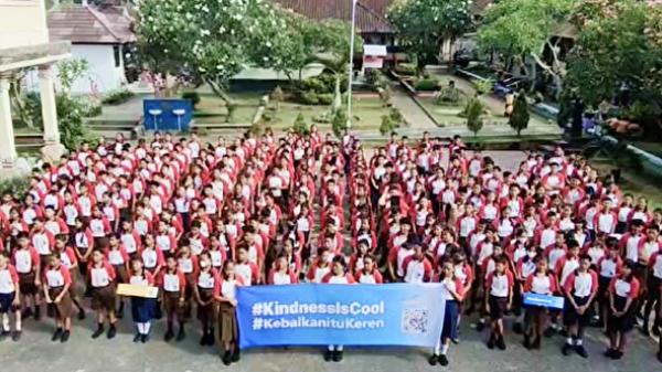 印尼巴里岛（又称峇里岛）一所学校在干净世界举办的“善良很酷”（#KindnessIsCool）活动中。（干净世界提供）
