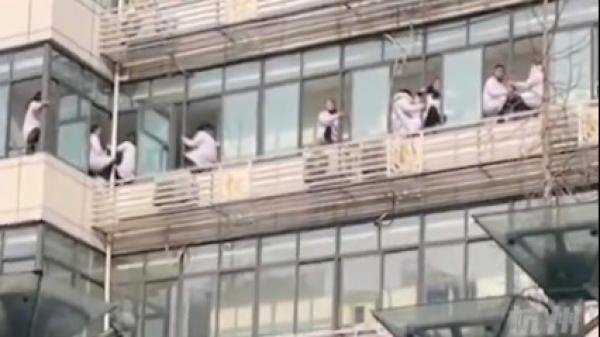 四川遂宁市中医院多名医护人员爬上窗台。（图片来源：视频截图）