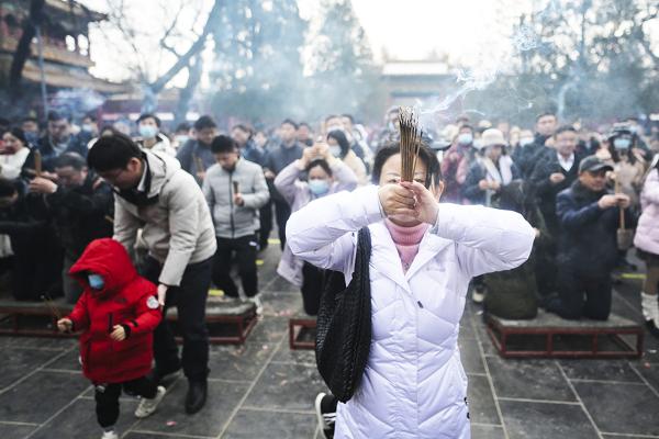 2024年1月1日，民众在北京雍和宫烧香拜佛。（Getty Images）