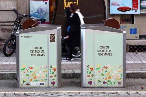 法国东部斯特拉斯堡市在街上安装的两个生物垃圾箱。（FREDERICK FLORIN/AFP via Getty Images）