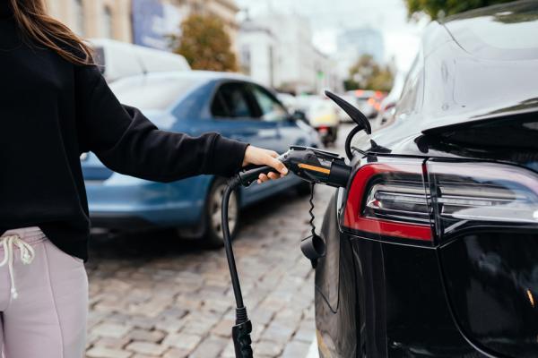 法政府去年底推出了电动汽车廉租服务，第一批有资格的租车者已可以从今年1月1日起下单。（123RF）