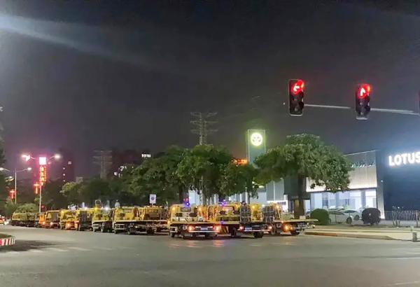 1月17日晚间，有多辆拖车出现在东莞寮步汽车城门口，将广东永奥4S店的商品车拖走。