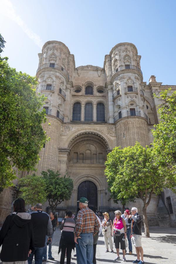 西班牙一教堂前的游客（John Keeble/Getty Images）