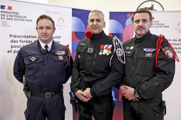 法国三大王牌特种队负责人合影。左起：GIGN、RAID、BRI。（EMMANUEL DUNAND/AFP via Getty Images）