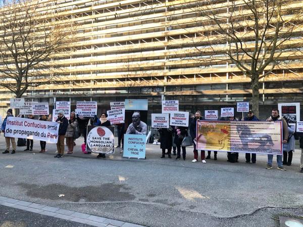 1月19日，法国公民倡议协会在拉罗谢尔的孔子学院前举行集会，要求法国政府关闭所有在法国的孔子学院。（图片由法国公民倡议协会提供）