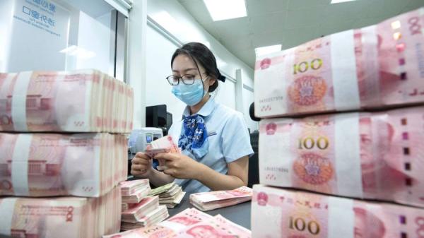 中国的银行柜员在点钞。（图片来源：Getty Images）