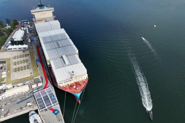 图为丹麦航运公司马士基旗下装有大量集装箱的货柜船“劳拉马士基号”（Laura Maersk）。（SERGEI GAPON/AFP via Getty Images）