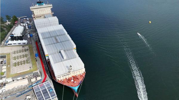 航运巨头马士基的货柜船“劳拉马士基号”。因红海危机加剧，马士基于去年12月宣布暂停穿过红海的航运。（Mohammed Hamoud/Getty Images）
