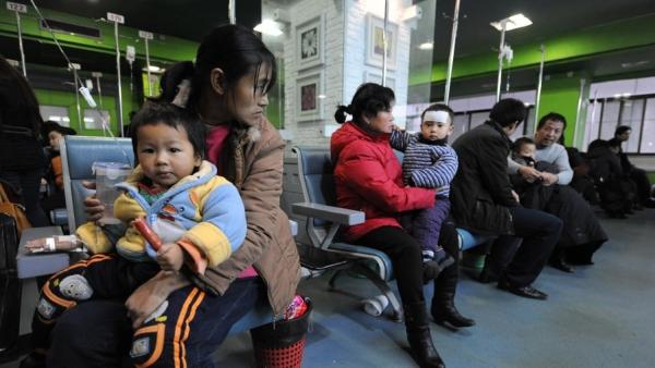 安徽合肥一家医院等待医治的流感患儿。（图片来源：GettyImages）