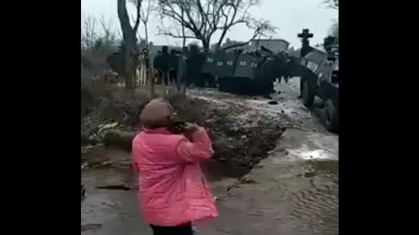 河南宁陵村民扔石块回敬开着装甲车来镇压的大批警察。（图片来源：视频截图）