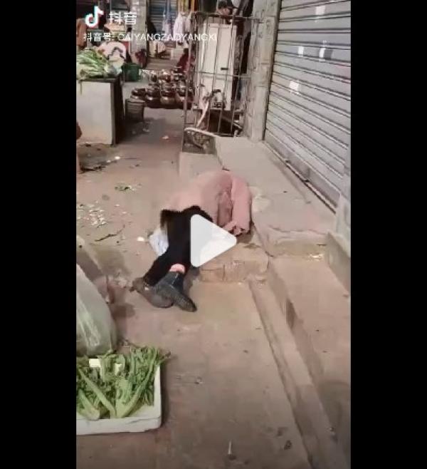 一名女子在菜市场倒地抽搐。（图片来源：网路截图）