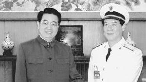 胡锦涛在2006年免除了张定发的海军司令员职务。