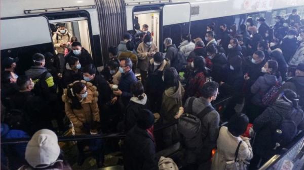 这张拍摄于2023年1月7日的照片显示，浙江省黄历新年前，乘客抵达杭州火车东站。示意图。（图片来源：STR/AFP via Getty Images）