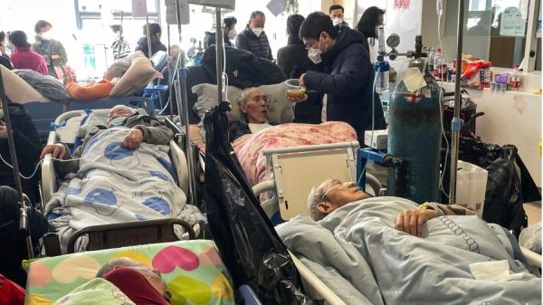 2023年1月3日上海同仁医院急诊室躺满Covid-19患者。（图片来源：Getty Images）