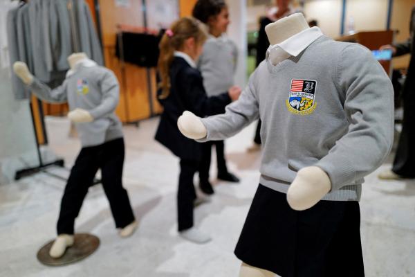 2024年2月15日，法国南部贝济耶市（Beziers）会议宫展示了将于2月26日起在贝济耶市部分小学使用的新校服。（SYLVAIN THOMAS/AFP via Getty Images）