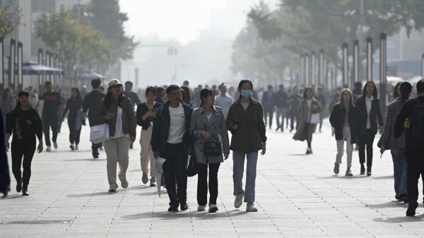 走在北京商业街上的中国人（Getty Images）