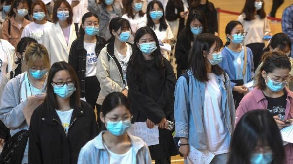 武汉一所大学的学生排队接种COVID-19国产疫苗。（图片来源：Getty Images）