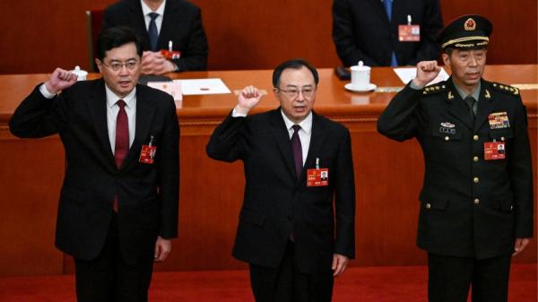 图为2023年3月12日，新当选的国务委员秦刚（左）、李尚福（右）在中共全国人大五次会议上宣誓。如今这2人都下落不明。