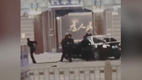 10日凌晨，一辆深色轿车冲撞北京中南海正门 “ 新华门 ”，被一群安保、武警拖下车带离。（图片来源：视频截图）