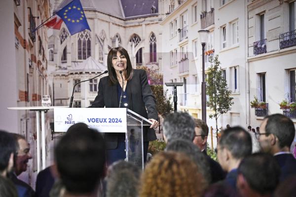 巴黎市长伊达尔戈在2024年1月10日的巴黎市政府发表新年致辞。（JULIEN DE ROSA/AFP via Getty Images）