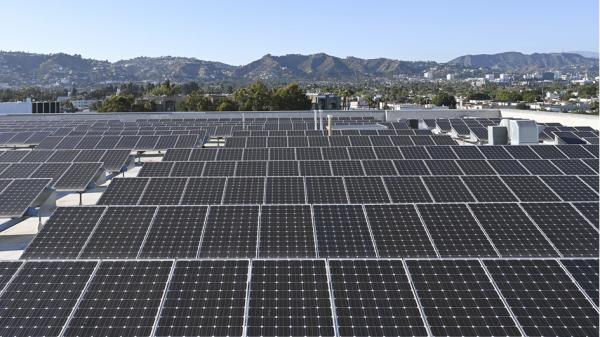 图为：可再生发电的太阳能电池板。（DANIEL SLIM/AFP via Getty Images)
