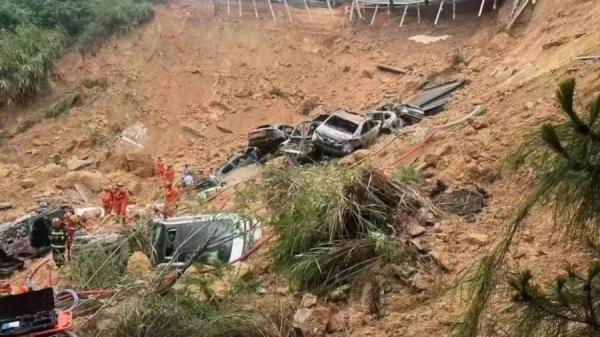 大陆五一长假第一天，广东S12梅大高速公路塌方，目前事故共造成20部车辆陷落，导致24死30伤的惨剧。（图片来源：微博） 