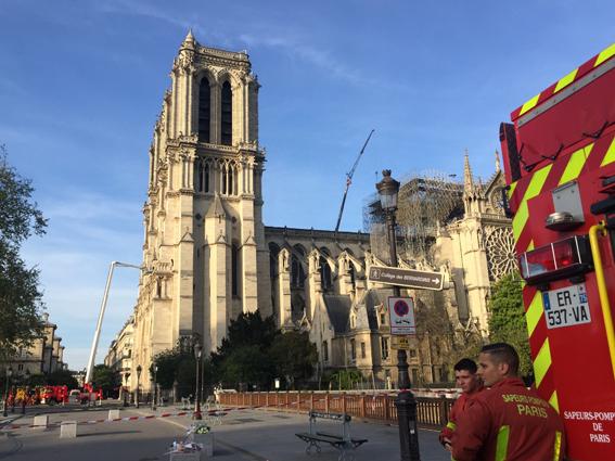 火灾后的巴黎圣母院外景 (摄影:林莲怡/看中国)