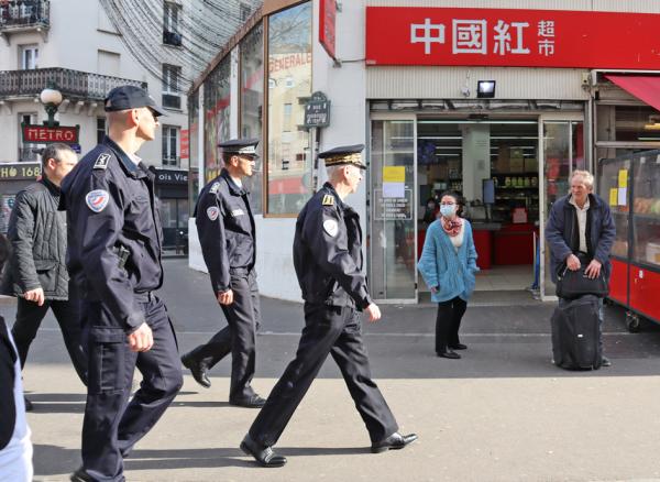 拉勒芒在巴黎20区警察局长赫贡（左）等人的陪同下走访了美丽城街区。(摄影：林莲怡/看中国)