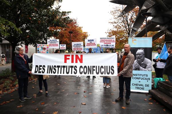 10月20日，多个协会代表来到巴黎13区西岱大学孔子学院前集会，要求关闭法国所有孔子学院。（摄影：金美善/看中国）